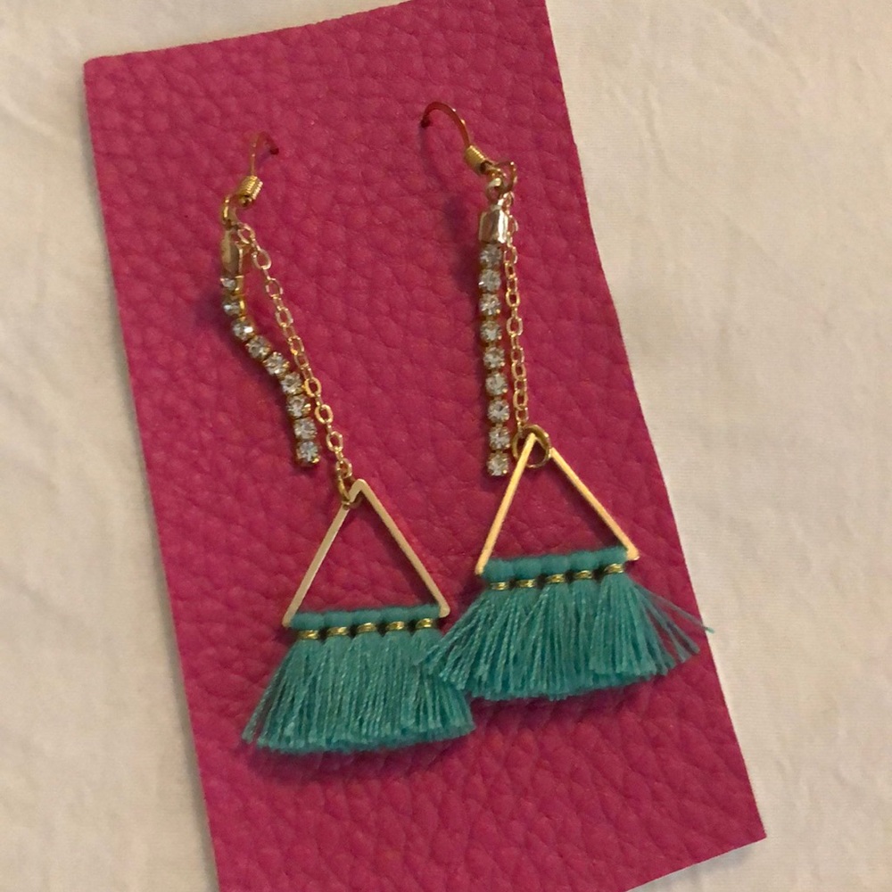 Cute never worn dangly earrings